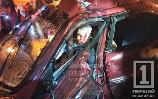 Водія легковика затисло всередині: у Кривому Розі на вулиці Січеславській Lanos влетів у маршрутку