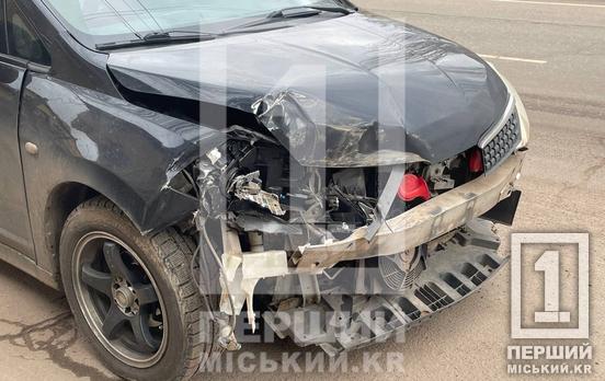 Nissan без бампера, а KIA - з вивернутим колесом: у Кривому Розі на Січеславській сталася ДТП