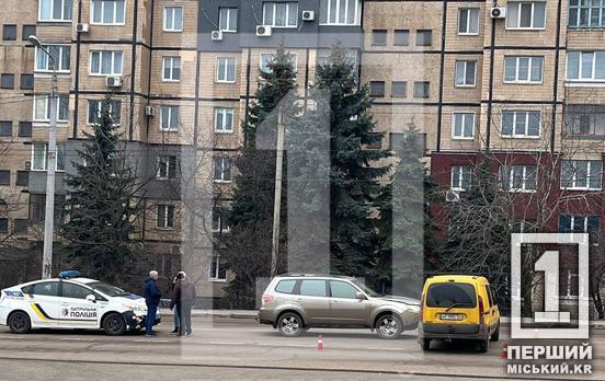 Один не надав перевагу іншому: у Кривому Розі на вулиці Сержанта Рзянкіна сталась ДТП з Subaru та Renault Kangoo