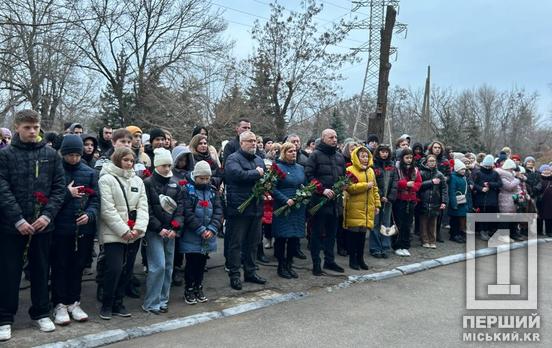 Подвиги за Україну – навіки в пам’яті: у Кривому Розі відбулося покладання квітів в знак пошани полеглому Артему Карповичу та іншим Героям