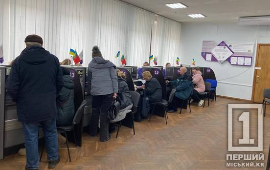 Чтобы скорее оправиться от ракетного удара: криворожская «Виза» провела прием горожан, чье имущество пострадало после атаки РФ 12 марта