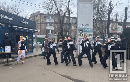 Співи від серця і чотирилапий сторож мінної безпеки - пес Патрон: криворізький зразковий театр естрадної пісні «Меліса» долучився до збору коштів на пікапи для ЗСУ