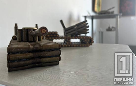 Крейсер, літак, танк, герб України з набоїв: у Кривому Розі відкрилася виставка окопного мистецтва волонтера Артема Комарова