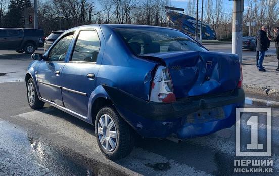 Стояв на світлофорі і відчув удар: у Кривому Розі поблизу міськвиконкому сталась ДТП з Dacia Logan та бусом інкасаторів