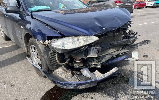 У одного мінус «передок», а у іншого – спущене колесо: на проспекті Миру у Кривому Розі ДТП з маршруткою та Mazda