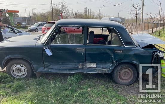 Проскочив на «червоний»: у Кривому Розі «Жигулі» вилетів з дороги та зніс паркан