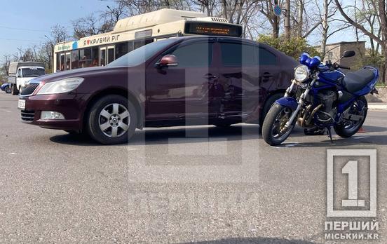 У другого керманича підозра на перелам ноги: у Кривому Розі на проспекті Металургів ДТП зі Skoda та мотоциклом Suzuki