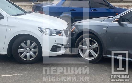 Автомобильный «чмок»: В Кривом Роге на Владимира Великого столкнулись Volkswagen и Peugeot