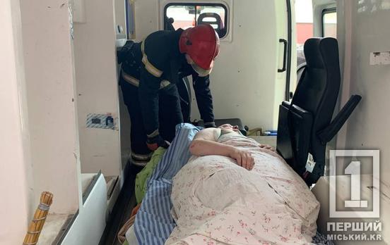 Має вагу близько 300 кг: у Кривому Розі рятувальники допомогли медикам транспортувати пацієнта додому