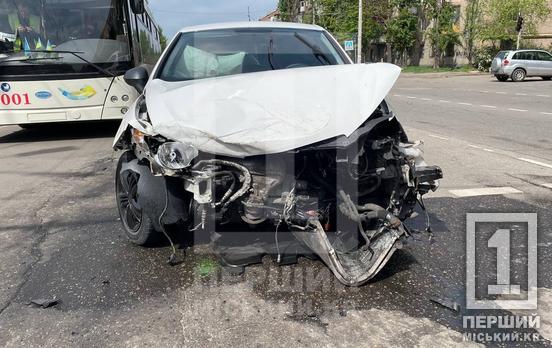 В Кривом Роге на проспекте Университетском Seat въехал в Toyota, а та –  в Mercedes Sprinter