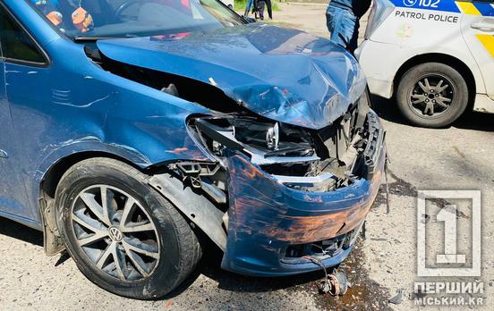 Не спиняючись проїхав на червоний: у Кривому Розі «Жигулі» зім’яв «морду» Volkswagen