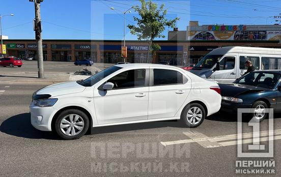 Раптовий удар на світлофорі: у Кривому Розі зіштовхнулися Citroen та Mazda