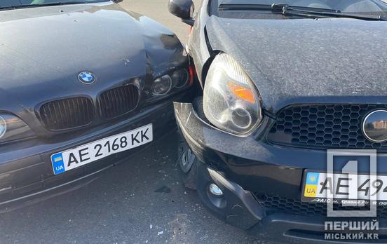 Маршрутка перекрила огляд: у Кривому Розі на площі Олександра Поля сталася ДТП з Geely та BMW