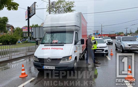 Легковушка хотела объехать пробку: в Кривом Роге на проспекте Центральном столкнулись Chevrolet и грузовик