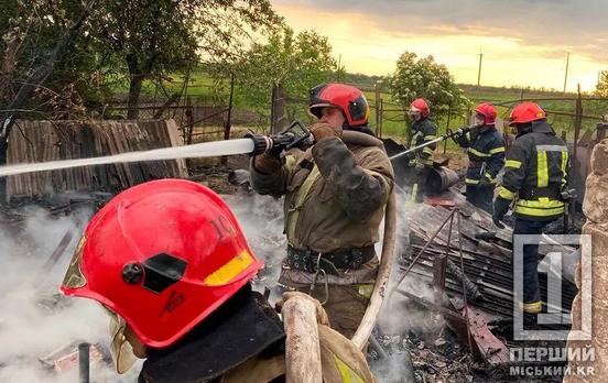 Гасили більше години: на Криворіжжі палала господарська споруда