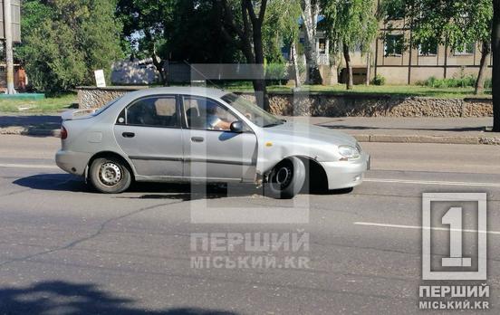 Недоброе утро для водителя: в Кривом Роге посреди дороги у Daewoo Lanos вырвало часть ходовой