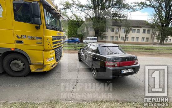 За кілька метрів одна від одної: у Кривому Розі зіштовхнулися вантажівка DAF та Лада, а також Jeep та Renault