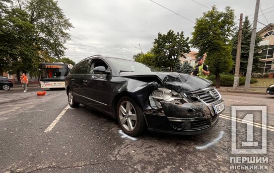 Є «тягнучка» і тролейбусам немає як проїхати: у Кривому Розі на проспекті Миру сталася подвійна ДТП