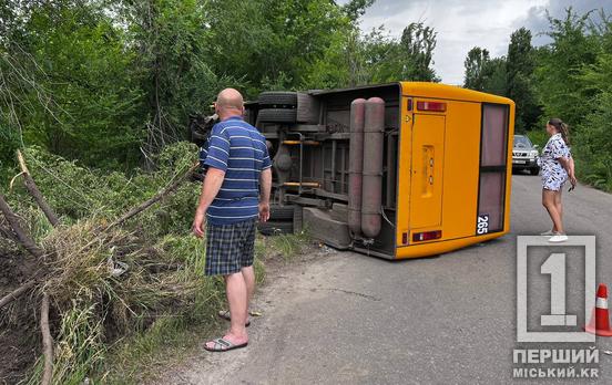 У Довгинцівському районі Кривого Рогу маршрутка перекинулась на бік