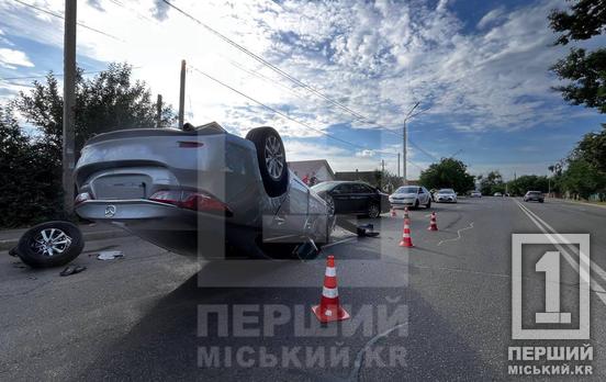 Объезжал люки и не справился с управлением: вблизи смычки Mazda въехала в Toyota и опрокинулась на крышу