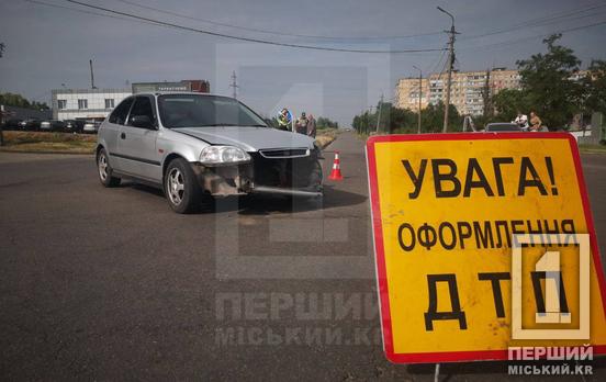 Одна из машин задела забор: в Кривом Роге неподалеку от «Солнечной Галереи» не разминулись Honda и Volkswagen