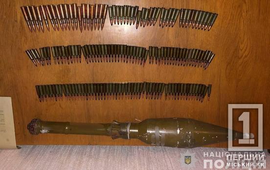 Волосся сивіє, а голова шаліє: на Криворіжжі затримали чоловіка з арсеналом зброї та наркотиками