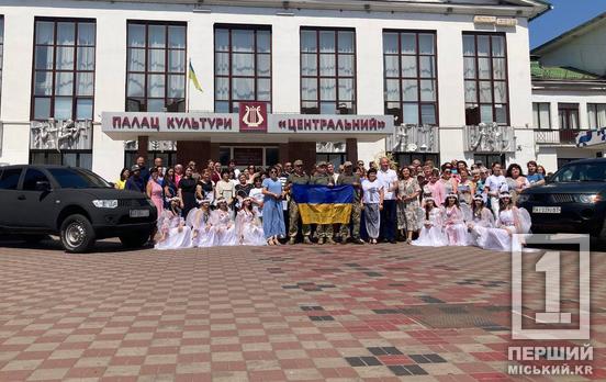 Довгоочікувані пікапи та подарунки від серця: Покровський район Кривого Рогу передав захисникам 2 машини