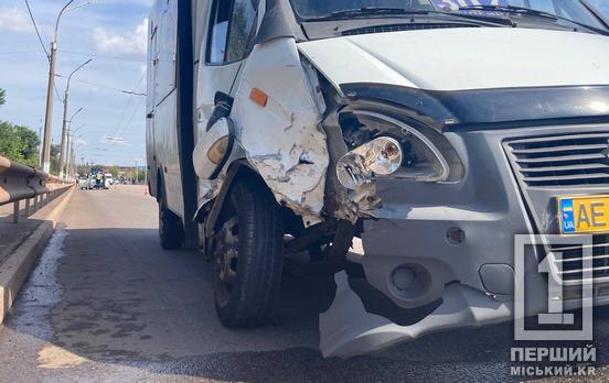 У Кривому Розі на Вільної Ічкерії маршрутка влетіла у автівку автошколи