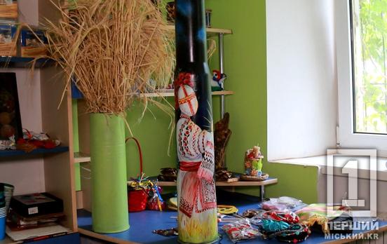 Пройшла випробування війною та перетворилася на справжній витвір мистецтва: у Кривому Розі волонтери виставили на аукціон розписану гільзу