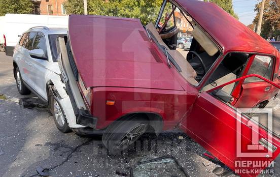 Зім'ятий ВАЗ опинився на капоті у Skoda: сильна аварія на проспекті Університетському зі Skoda та ВАЗ