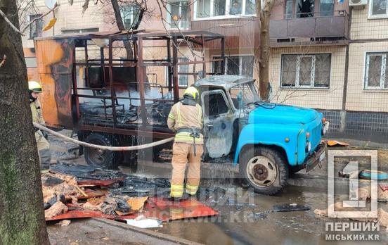 Люди не постраждали: у Кривому Розі на Ювілейному згоріла автівка комунальників