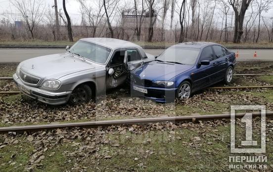 Вылетели на трамвайные рельсы: в Кривом Роге на Чумацком пути не разминулись BMW и Волга