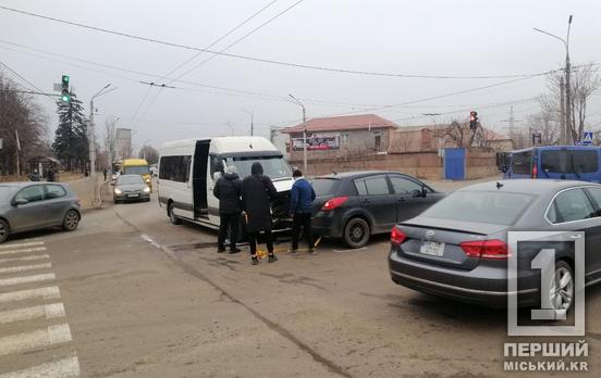 В Кривом Роге легковушка не пропустила маршрутку: есть одна пострадавшая