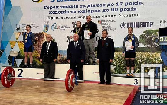 Вражаюча сила для юних років: Кіра Строганова з Кривого Рогу підкорила ЧУ з важкої атлетики на Закарпатті