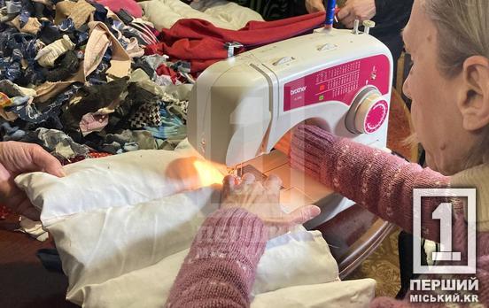 Окопний комфорт від мудрих рук: ветерани Кривого Рогу власноруч виготовляють подушки для захисників на фронті