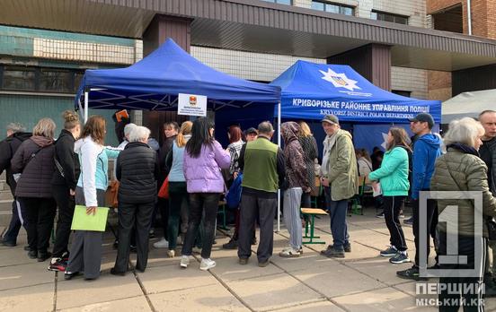 «Відчуваємо тільки тремтіння всередині, більше немає слів»: що зараз відбувається на місці ракетної атаки у Кривому Розі