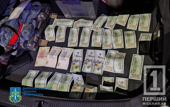 Хабар, аби «відмазали»: на Дніпропетровщині затримали поліцейського-здирника