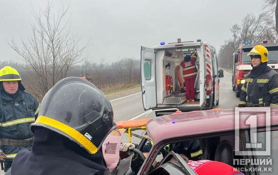 ДСНСники запобігли пожежі: двоє юнаків постраждали у зіткненні авто на Криворіжжі