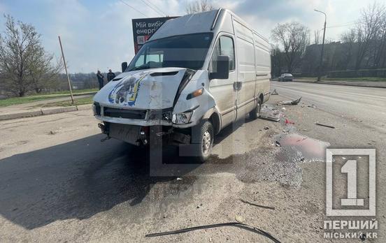 Одному з бусів не пощастило двічі: на Вокзальній у Кривому Розі потрійна ДТП з Iveco та двома Renault