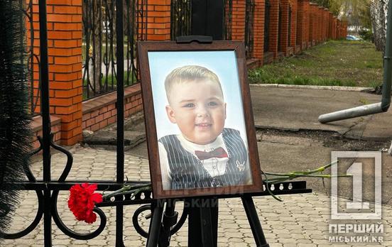 Сльози та лють огорнули Україну холодними липкими обіймами: Кривий Ріг проводжає останньою земною дорогою найменшу жертву балістичного обстрілу