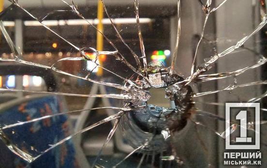 Транспорт – не мішені у тирі: у Кривому Розі невідомі обстріляли тролейбус