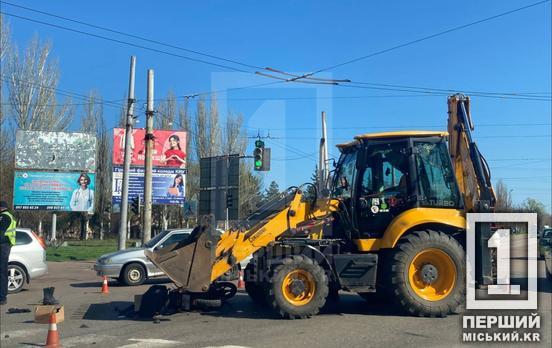 Опинився під ковшом: на КРЕСі мотоцикліст зіштовхнувся з трактором
