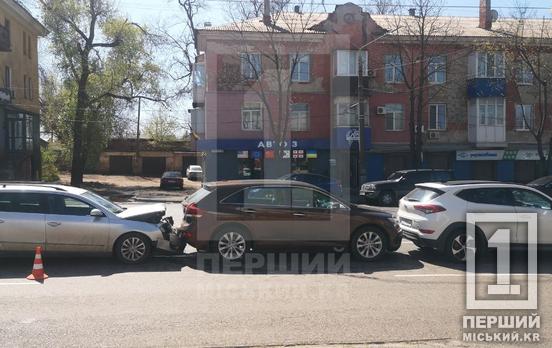 Volkswagen не пощастило найбільше: на проспекті Миру у Кривому Розі була «ланцюгова» ДТП