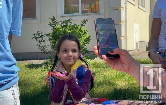 Листи захисникам України та кольорові активності, що зігрівають душу: у Кривому Розі провели благодійну акцію J-Serve