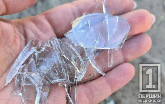 Небезпечний «сюрприз» на дитячому майданчику в Тернівському районі: з пісочниці жменями діставали бите скло