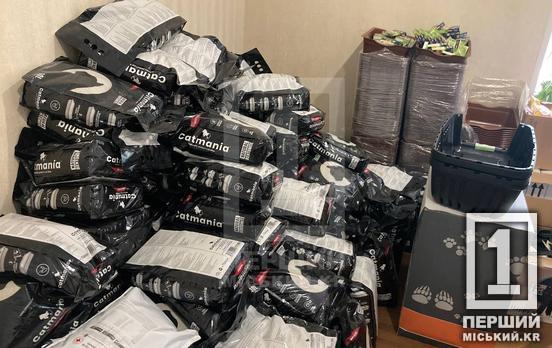 Смаколики, ліки та засоби для комфорту: стартувала допомога для чотирилапих друзів нових криворіжців від Червоного Хреста