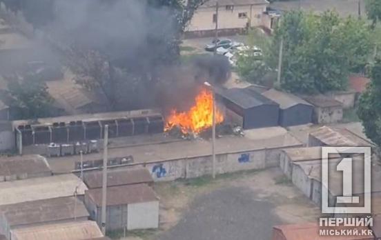 Подвір'я затягнув густий дим: на В