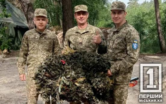 Турбота про тих, хто захищає Україну від рашистського зла: КГ №88 передала на фронт тисячі окопних свічок та маскувальні сітки