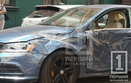 Ризикований виїзд з парковки: біля ТРЦ «Ліберті» у Кривому Розі сильно притерлися Volkswagen та ЗІЛ