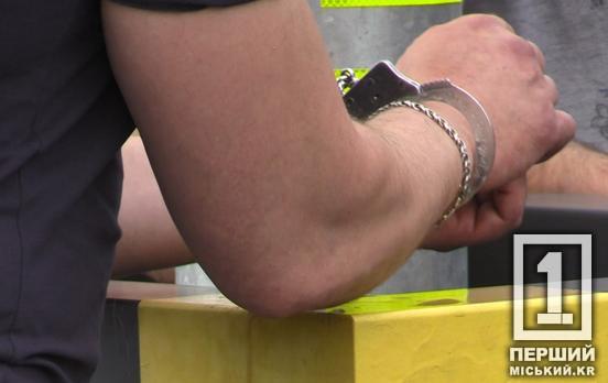 Побив і вдарив ножем: судили криворіжця, що спробував вбити чоловіка на п’яну голову